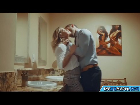 ❤️ Pamene blonde wabusty akunyengererani m'chimbudzi cha anthu onse Kugonana pa ny.xxxhdporn.ru ☑